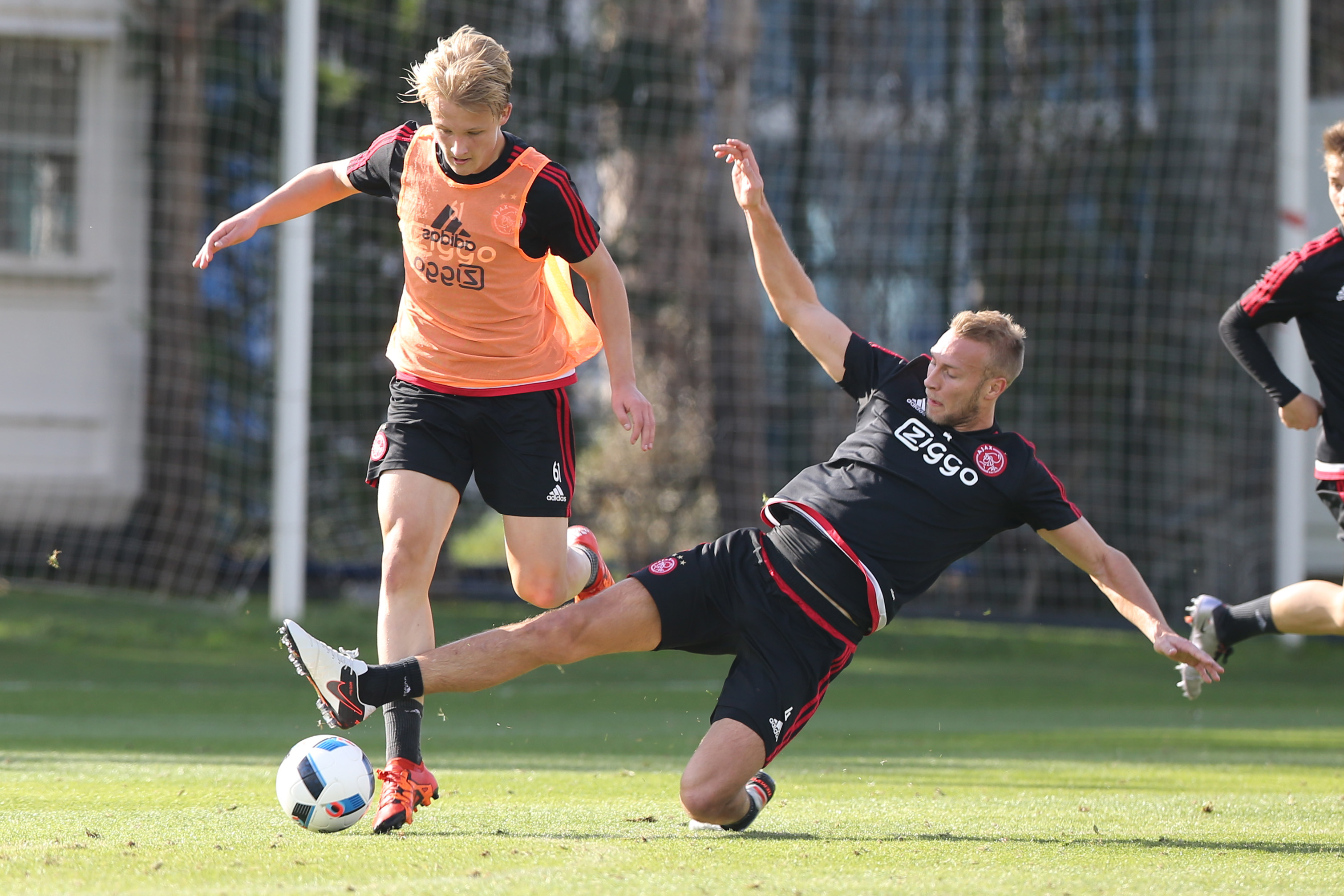 Ook de huidige selectie - met hier Mike van der Hoorn die Kasper Dolberg de bal wil ontnemen - kwam in actie, want komende zondag wacht de huidige koploper van de Eredivisie alweer een uitduel met ADO Den Haag. 