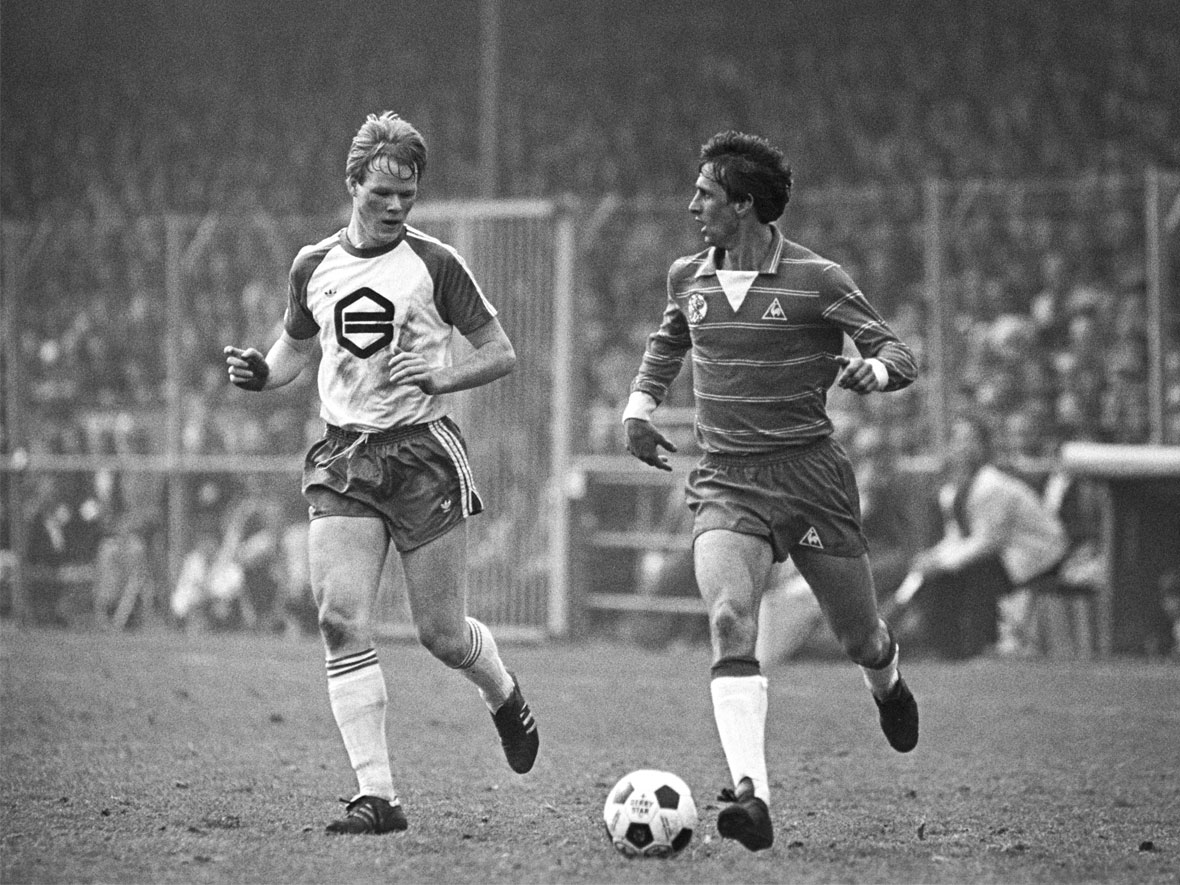 De piepjonge Ronald Koeman tegenover de ouwe rot Johan Cruijff tijdens FC Groningen-Ajax op 28 maart 1982.