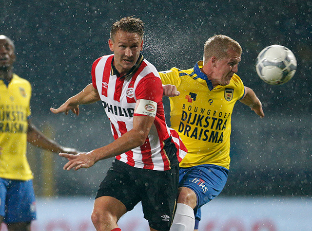 Luuk de Jong wint een kopduel van Martijn van der Laan van SC Cambuur. De aanvoerder is goud waard voor PSV, als aanspeelpunt en doelpuntenmaker.