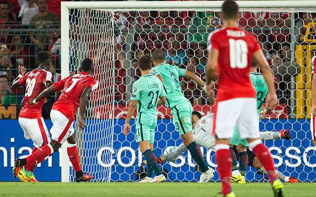 Breel Embolo tekent met zijn hoofd de 1-0 aan bij Zwitserland - Portugal.