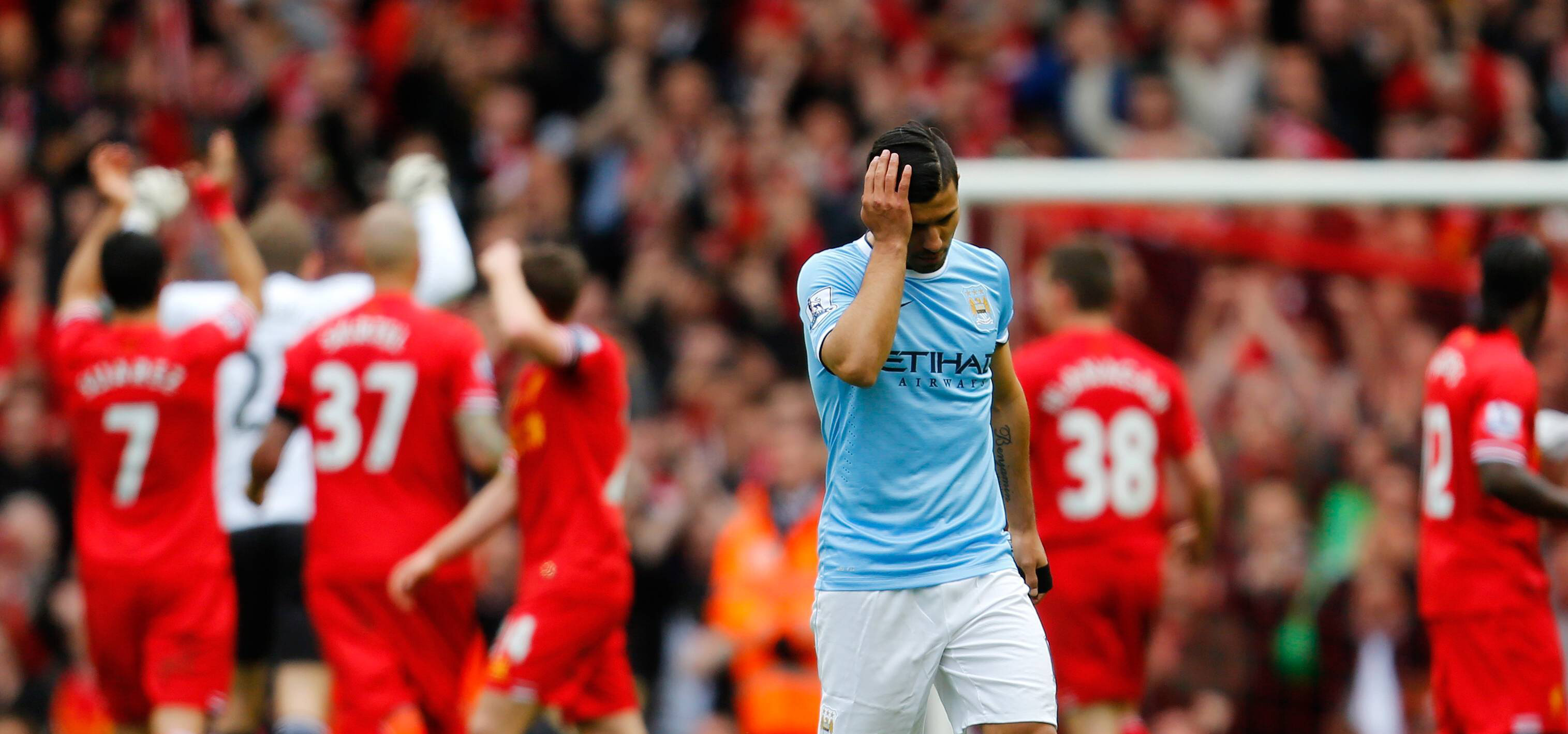 Het lijkt niet genoeg voor de titel, want op 13 april gaat City met 3-2 ten onder bij concurrent Liverpool. Sergio Agüero druipt af, met op de achterstand feestende Liverpool-spelers, die op weg lijken naar de eerste landstitel voor de club sinds 1990.