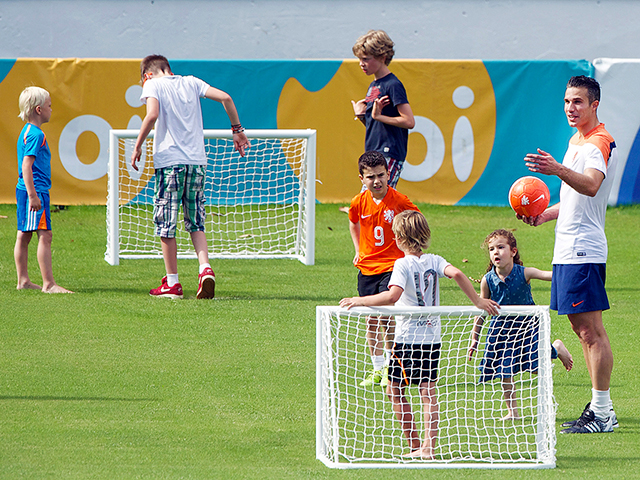 Robin van Persie toonde ondertussen zijn liefde voor de bal met de kinderen van de Oranje-selectie.