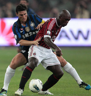 Javier Zanetti en Clarence Seedorf in duel.