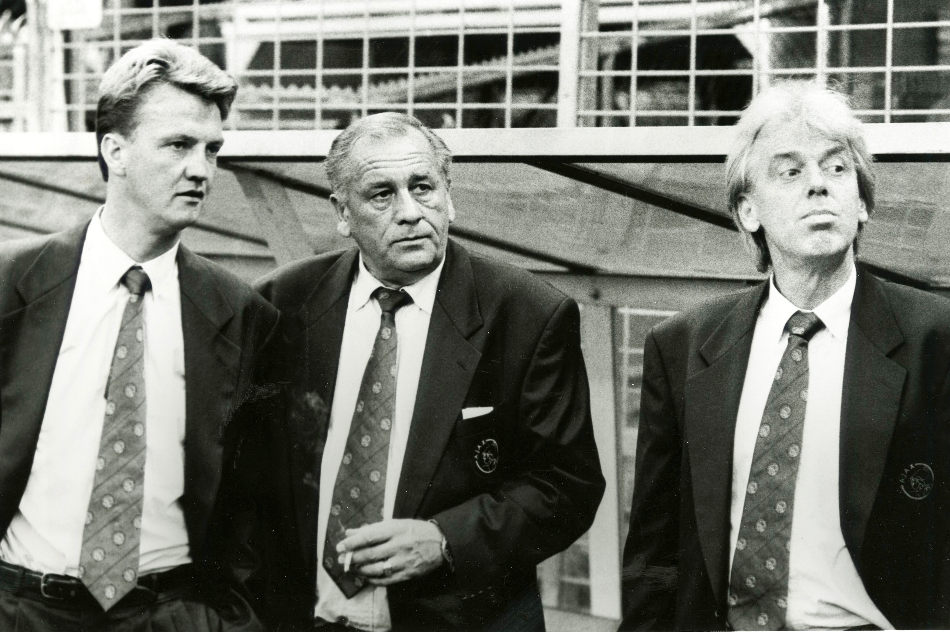 Louis van Gaal heeft bij Ajax in de periode 1988-91 nog een rol in de schaduw, hier naast collega-assistent Bobby Haarms en hoofdtrainer Leo Beenhakker.