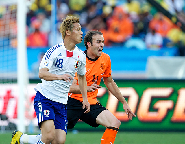 Joris Mathijsen in de poulewedstrijd tegen Japan (1-0) met Keisuke Honda. 