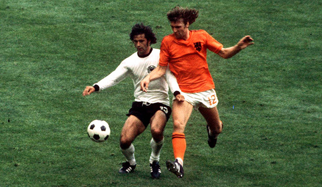 Ruud Krol tijdens WK-finale van 1974 in duel met Duitse topschutter Gerd Müller. 