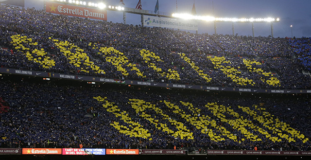 De supporters van Barcelona bedankten Johan Cruijff voor de wedstrijd met een mooi mozaïek.