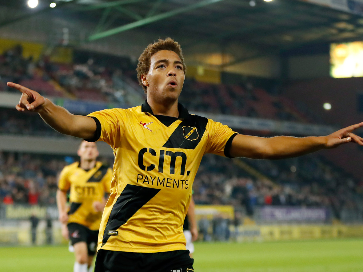 Cyriel Dessers blijft dit seizoen maar scoren voor NAC Breda. Tegen FC Emmen maakte de Belg alweer zijn elfde competitietreffer.