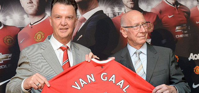 Louis van Gaal met clubicoon Bobby Charlton bij zijn presentatie. Zaterdag volgt zijn échte vuurdoop.