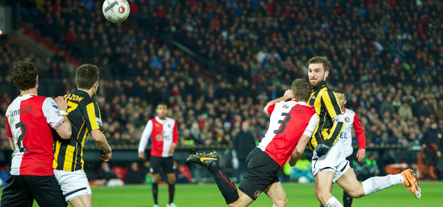 Feyenoord-verdediger Stefan de Vrij komt te laat om Vitesse-captain Guram Kashia af te stoppen.