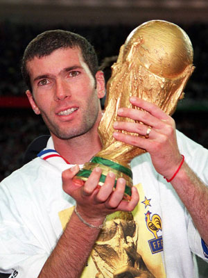Drievoudig Wereldvoetballer van het Jaar Zinedine Zidane leidde Frankrijk in 1998 met twee goals naar de wereldtitel.