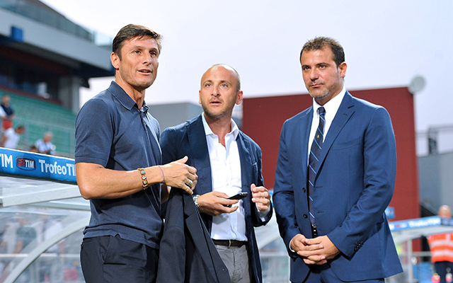 Javier Zanetti (links) en Dejan Stankovic (rechts) zijn na hun voetbalpensioen respectievelijk als vice-voorzitter en teammanager aan Inter verbonden gebleven. Centraal op de foto directeur Piero Ausilo.