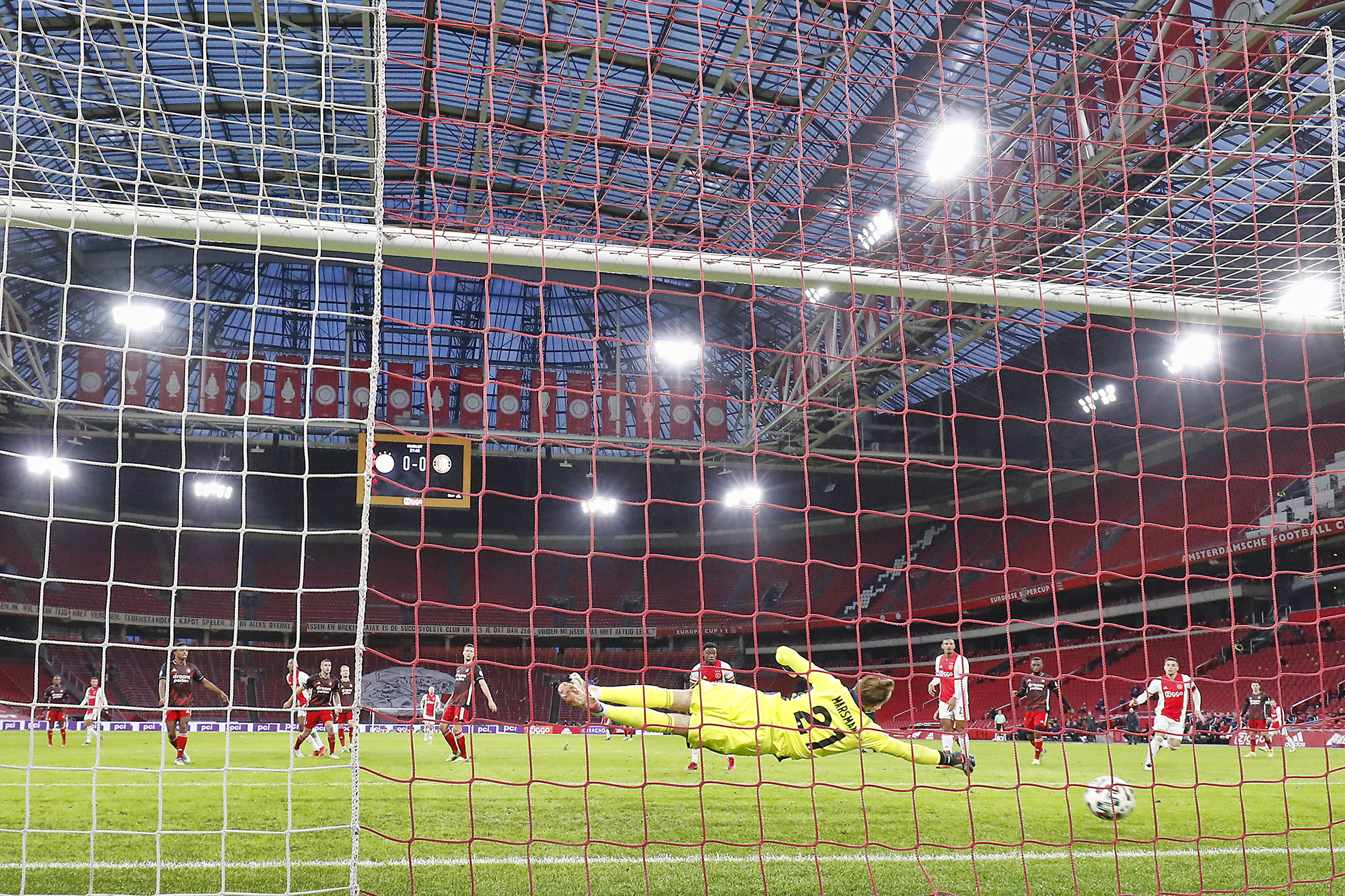 Feyenoord-keeper Nick Marsman kan niets doen aan het schot van Ajax-middenvelder Ryan Gravenberch.