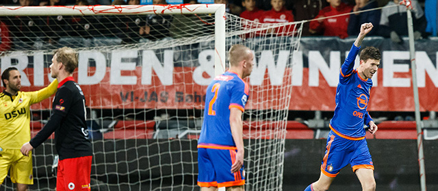 Michiel Kramer juicht na zijn eerste goal. Voor het eerst maakt hij een hattrick in een competitiewedstrijd namens Feyenoord.