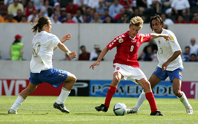 Jon Dahl Tomasson tijdens het EK van 2004 namens Denemarken in duel met Francesco Totti (links) en Alessandro Nesta.