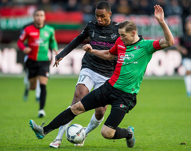 NEC-verdediger Rens van Eijden komt vaak in persoonlijke duels als winnaar uit de bus.