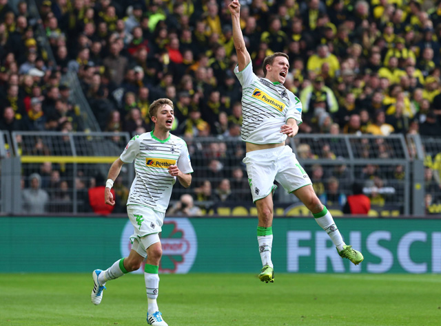 Max Kruse viert de tweede treffer van Borussia Mönchengladbach uitbundig.