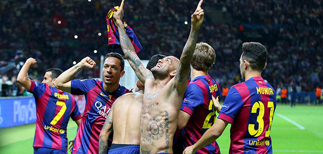 Dani Alves in hogere sferen na het winnen van de Champions League in 2015. Toen nog mét Barcelona ten koste van Juventus.