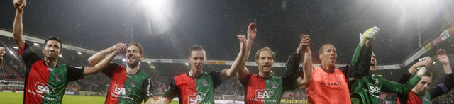 Feest bij NEC na de eerste zege van het seizoen: SC Heerenveen werd met 2-1 verslagen. Michel Breuer is de middelste in het feestgedruis. Op de foto boven viert hij een doelpunt met verdedigingspartner Rens van Eijden.