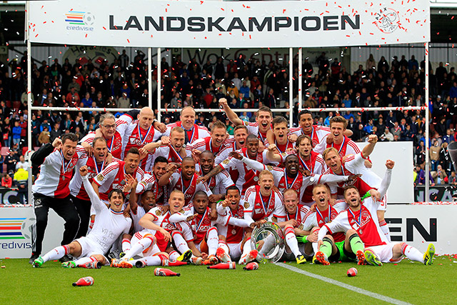De volledige Ajax-selectie en staf op de traditionele kampioensfoto.
