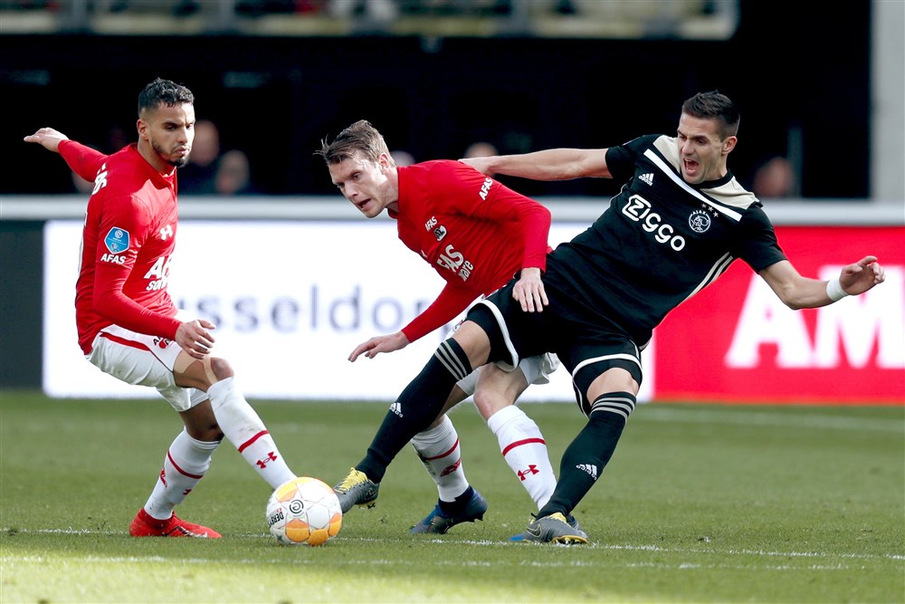 Thomas Ouwejan in duel met Dusan Tadic van Ajax.