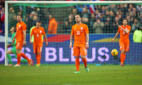 Jasper Cillessen, Ron Vlaar, Jordy Clasie, Wesley Sneijder en Daley Blind balen van het openingsdoelpunt van Karim Benzema. Uiteindelijk verliest Oranje in maart 2014 met 2-0. 