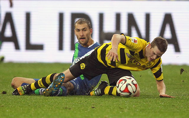 Bas Dost, hier in duel met Sven Bender, kreeg weinig mogelijkheden om VfL Wolfsburg aan drie punten te helpen in Dortmund.