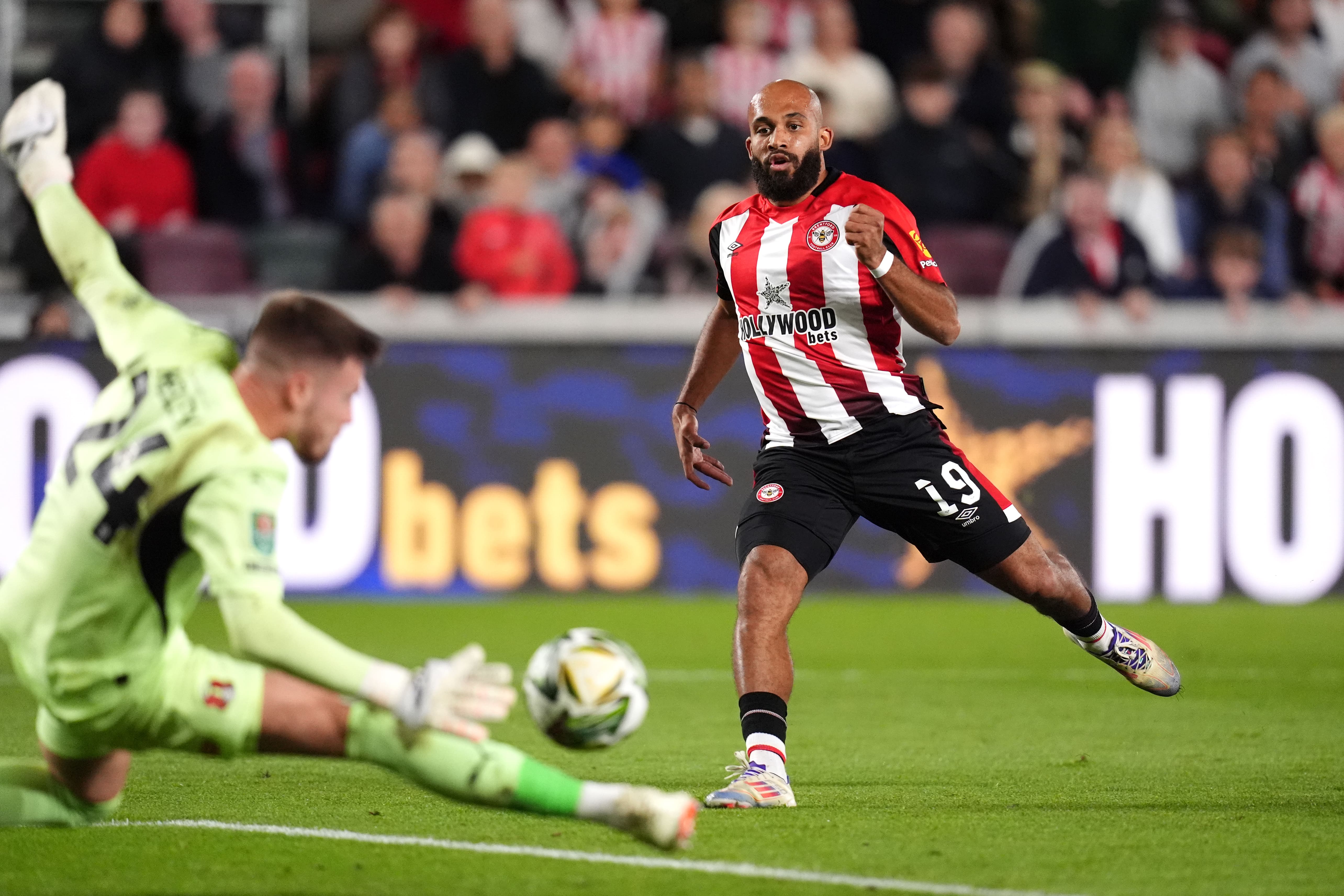 Josh Keeley pakt de inzet van Brentford-spits Bryan Mbeumo in de League Cup.