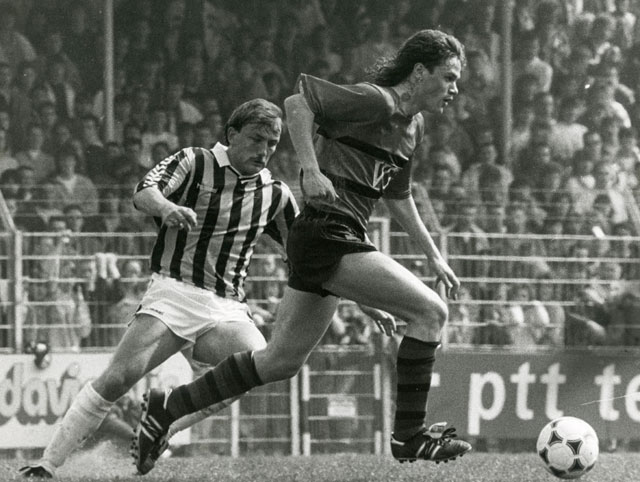 Mister Vitesse Theo Bos (links) heeft veertien edities op zijn naam staan. In de confrontatie van april 1990, waarin de verdediger Arno Arts achtervolgt, bleef het 0-0. Die stand stond in totaal zes keer in de historie van de burenruzie op het scorebord na negentig minuten.