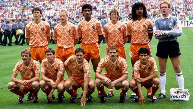 Van dit elftal, dat in 1988 tijdens de EK-finale met 2-0 te sterk was voor de Sovjet-Unie, kozen acht spelers voor een loopbaan als trainer. Achterste rij v.l.n.r. Marco van Basten, Ronald Koeman, Frank Rijkaard, Erwin Koeman, Ruud Gullit en Hans van Breukelen. Voorste rij v.l.n.r. Adri van Tiggelen, Arnold Mühren, Berry van Aerle, Jan Wouters en Gerald Vanenburg.