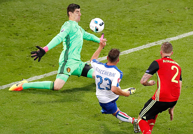 Hét moment tijdens België-Italië. Op aangeven van Leonardo Bonucci opent Emanuele Giaccherini de score in Lyon. 