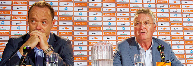 KNVB-directeur Bert van Oostveen (links) kondigt een scherpe evaluatie met Hiddink aan. Daaruit komt het bekende &#039;plan van aanpak&#039;.