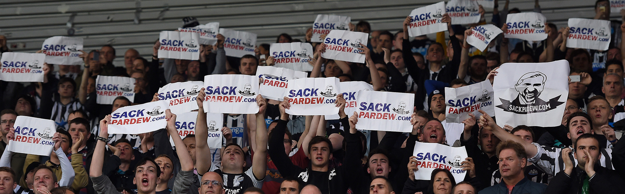 Supporters van Newcastle United zijn het zat. Tijdens de 1-0 nederlaag tegen Stoke City afgelopen maandag zijn de flyers met &#039;Sack Pardew&#039;, oftewel &#039;Ontsla Pardew&#039;, duidelijk te zien.