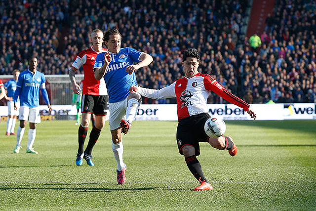 Anass Achahbar scoort voor Feyenoord op stijlvolle wijze in het duel met PSV. 