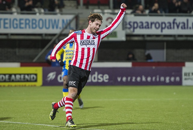Thomas Verhaar viert een feestje na zijn zestiende doelpunt van het seizoen voor Sparta Rotterdam.