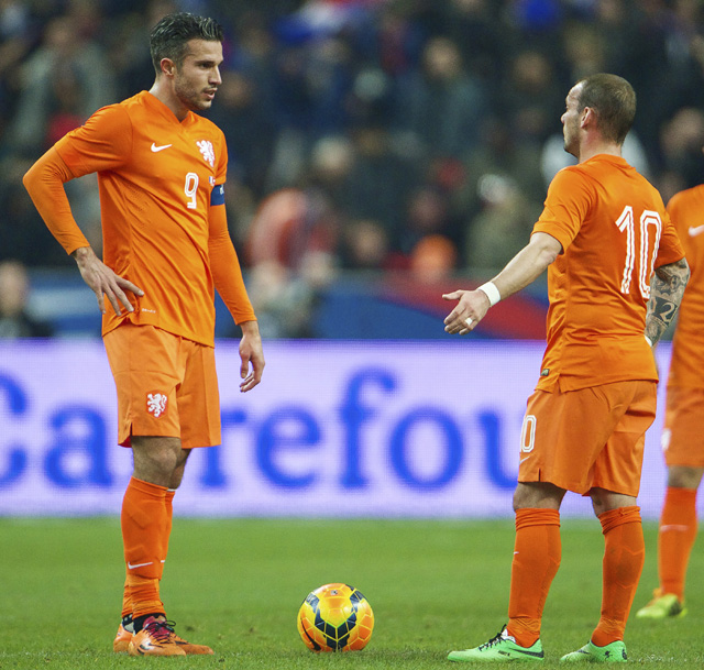 De routiniers Wesley Sneijder en Robin van Persie (links) houden crisisberaad na de 2-0 van Les Bleus. De twee ervaren internationals worden moeilijk bereikt door hun teamgenoten. Het duo moet het jeugdig elftal bij de hand nemen, wat hen niet makkelijk afgaat.