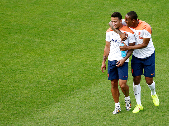 Ook Memphis Depay en Leroy Fer hebben het naar hun zin tijdens de eerste dag van Oranje in Brazilië. Goed te zien is dat het trainingsveld er fantastisch bij ligt.