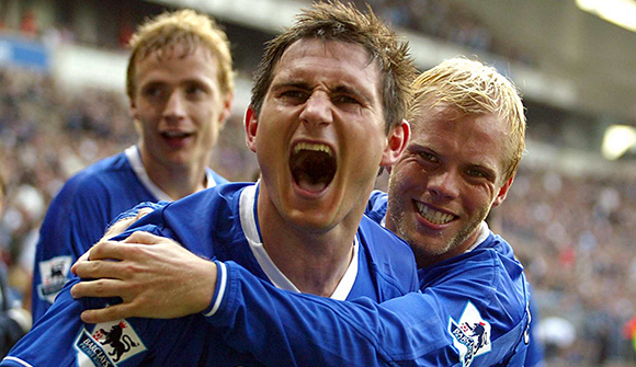 Eidur Gudjohnsen juicht met Frank Lampard (midden) tijdens het kampioensjaar van Chelsea in 2005.