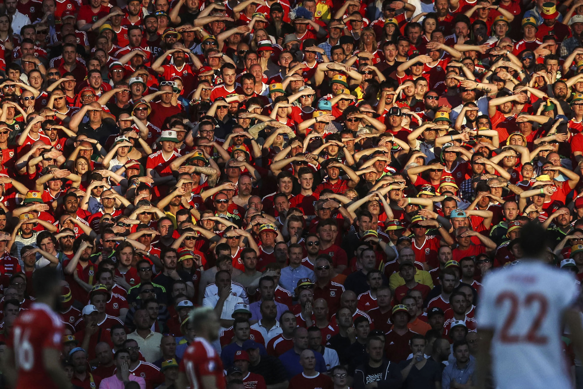 Een felle zon bij Rusland - Wales, maar de supporters vonden massaal een manier waarop het spel toch te volgen was.