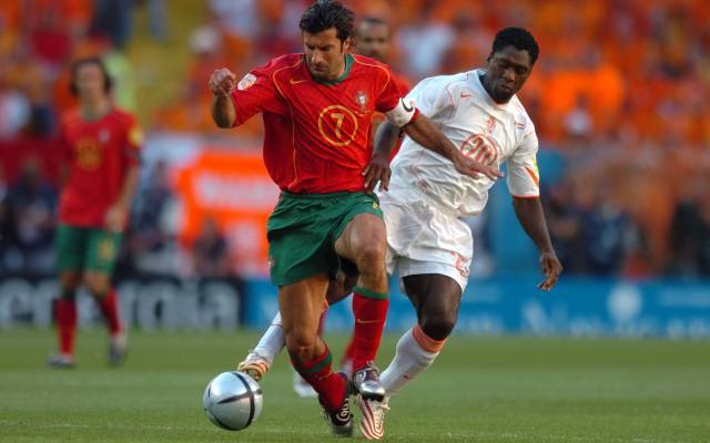 Clarence Seedorf duelleert met Luis Figo in de halve finale van het EK 2004 tegen Portugal, dat met 2-1 wint.