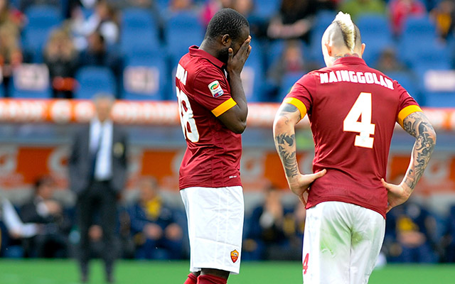 Radja Nainggolan en Seydou Doumbia zien de slechte resultaten van AS Roma met lede ogen aan.