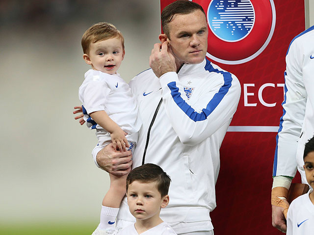 Rooney betrad het veld met beide zonen aan zijn zijde.