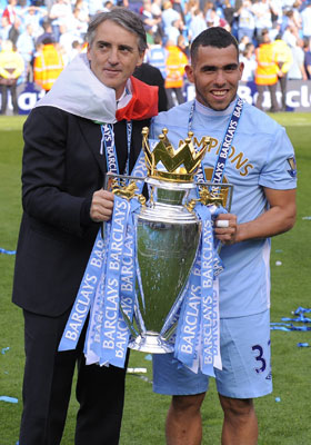 Roberto Mancini en Carlos Tévez wonnen bij Manchester City de Engelse landstitel.