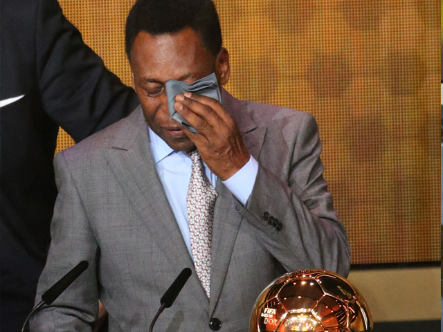 Pelé is in tranen nadat hij de FIFA Ballon d&#039;Or Prix D&#039;Honneur in ontvangst heeft genomen. &#039;In mijn tijd was er nog geen Gouden Bal en nu krijg ik er eentje&#039;, zei hij eerder al in een interview over zijn oeuvre-prijs..