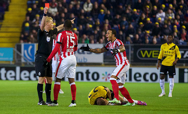 Hét moment van de wedstrijd. Jetro Willems krijgt na 29 seconden een rode kaart van scheidsrechter Kevin Blom en neemt het negatieve Eredivisie-record over van Bonaventure Kalou.