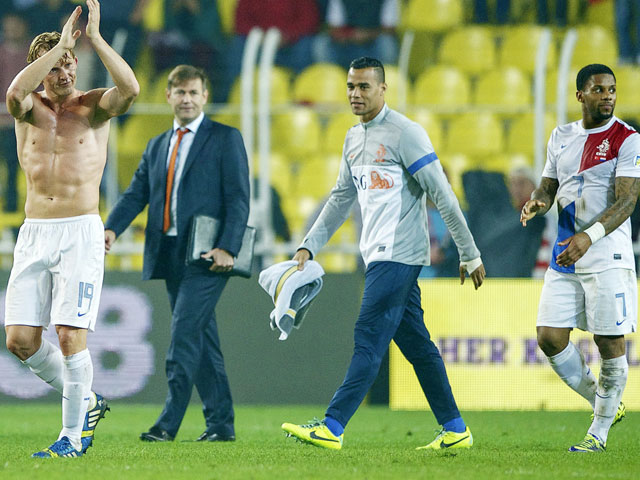 Dirk Kuijt speelt dinsdagavond een thuiswedstrijd. In de thuisbasis van zijn werkgever Fenerbahçe, het Sükrü Saraçoglu-stadion, draagt hij als invaller met een assist bij aan de 2-0 zege van Oranje. Wesley Sneijder, ook actief in Turkije bij Galatasaray, schat het werk van Kuijt op waarde.