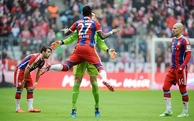 David Alaba viert met Manuel Neuer het doelpunt van Mario Götze.