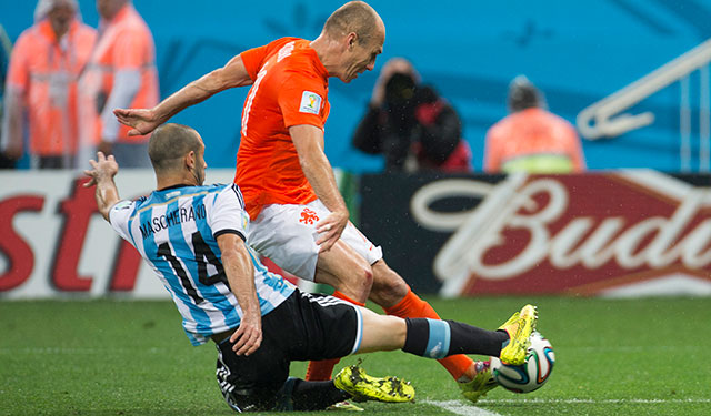 Javier Mascherano was tegen Oranje het toonbeeld van de Argentijnse defensieve kracht. Hier voorkomt hij met een ultieme poging dat Arjen Robben vlak voor tijd het doel van Sergio Romero onder vuur neemt.
