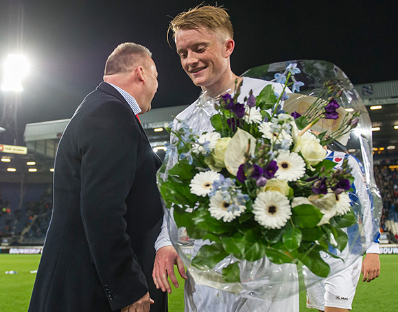 Het duel tussen SC Heerenveen en AZ was een waar spektakelstuk: 5-2. De bloemen waren na afloop voor Sam Larsson, die zich mede dankzij zijn twee goals mocht laten fêteren als man van de wedstrijd.