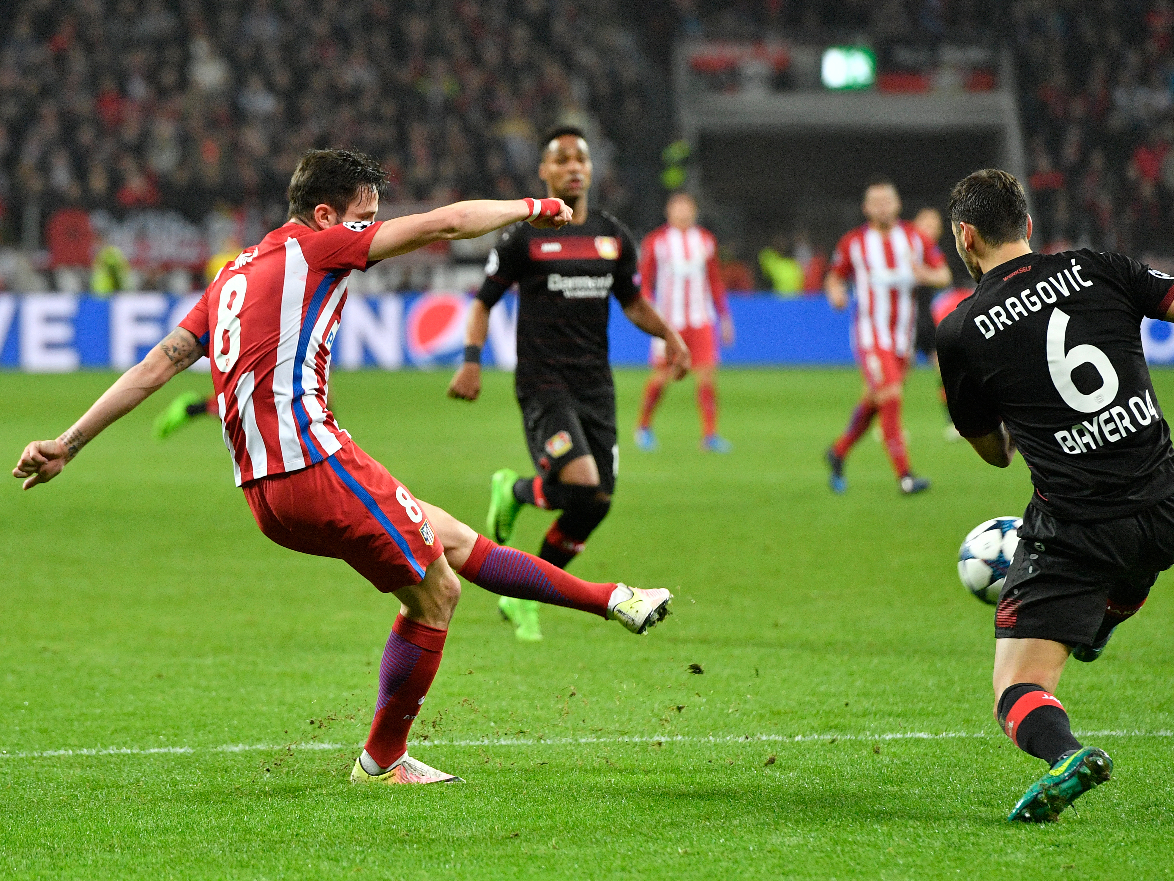 Saúl met de openingstreffer namens Atlético Madrid.